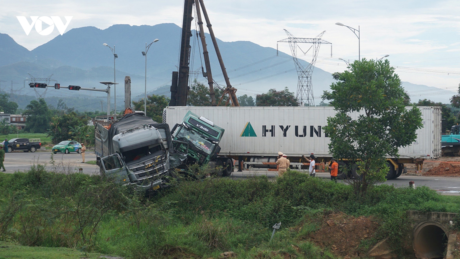 Xe đầu kéo va chạm với xe tải trên tuyến tránh Nam Hải Vân, 1 người bị thương